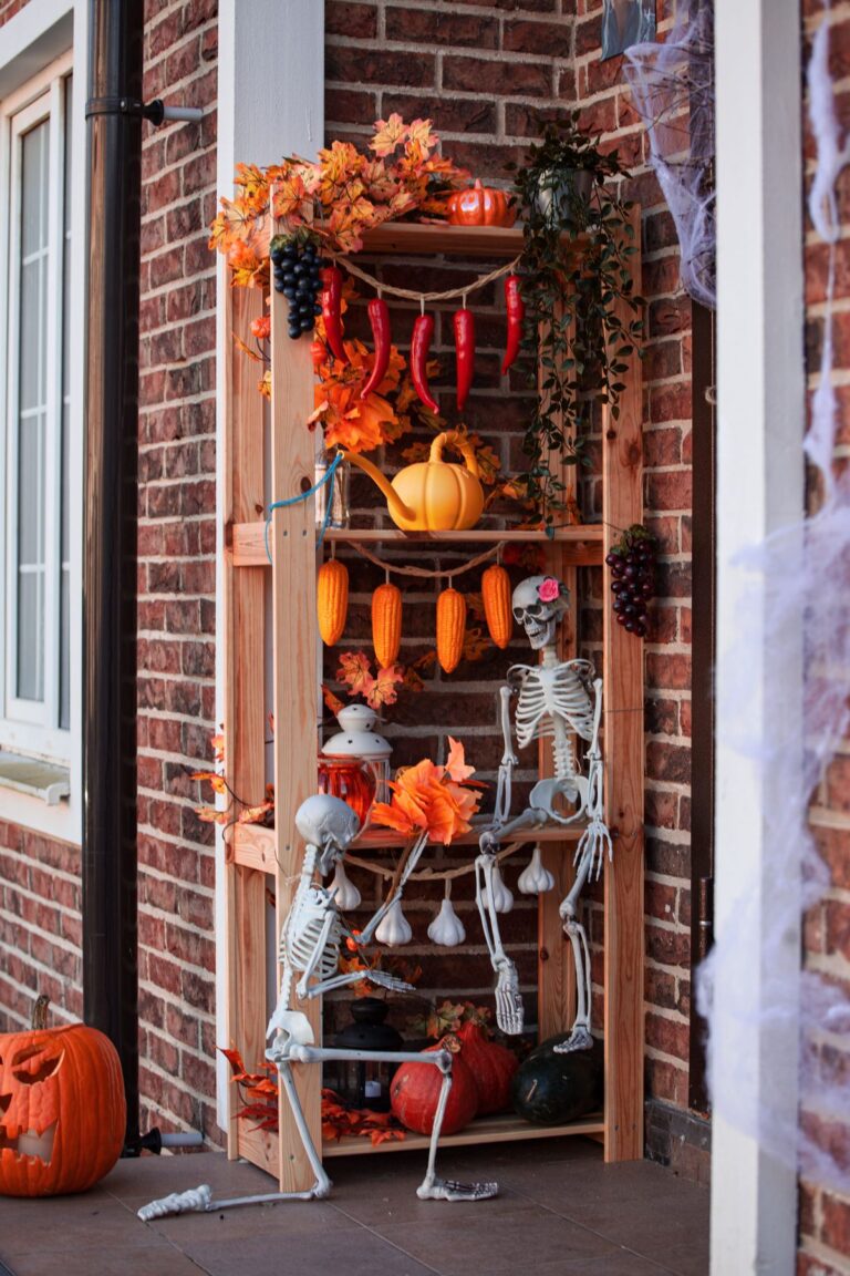 Decoración de Halloween para casa: ideas fáciles para puerta, interior y jardín (2026)